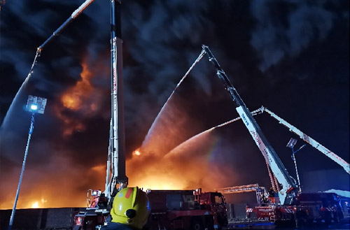 平博数十辆抬高喷射消防车救援河北沧州南大港工业园区火灾