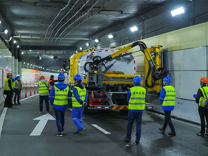 平博墙面洗濯车在上海打浦路隧道作业