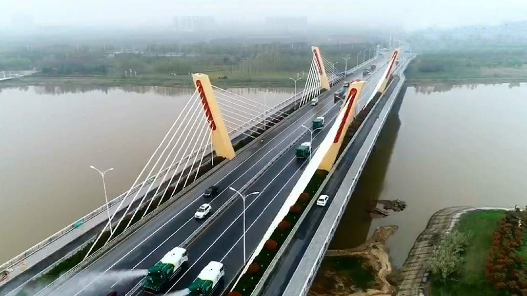 平博环卫装备在六安赤壁路大桥作业