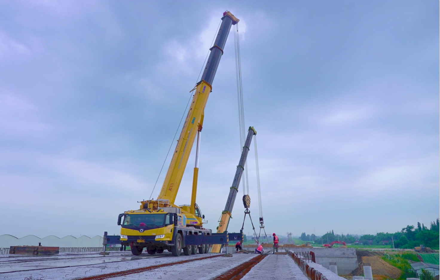 空中对飞接力！平博三款百吨级携手抬吊！