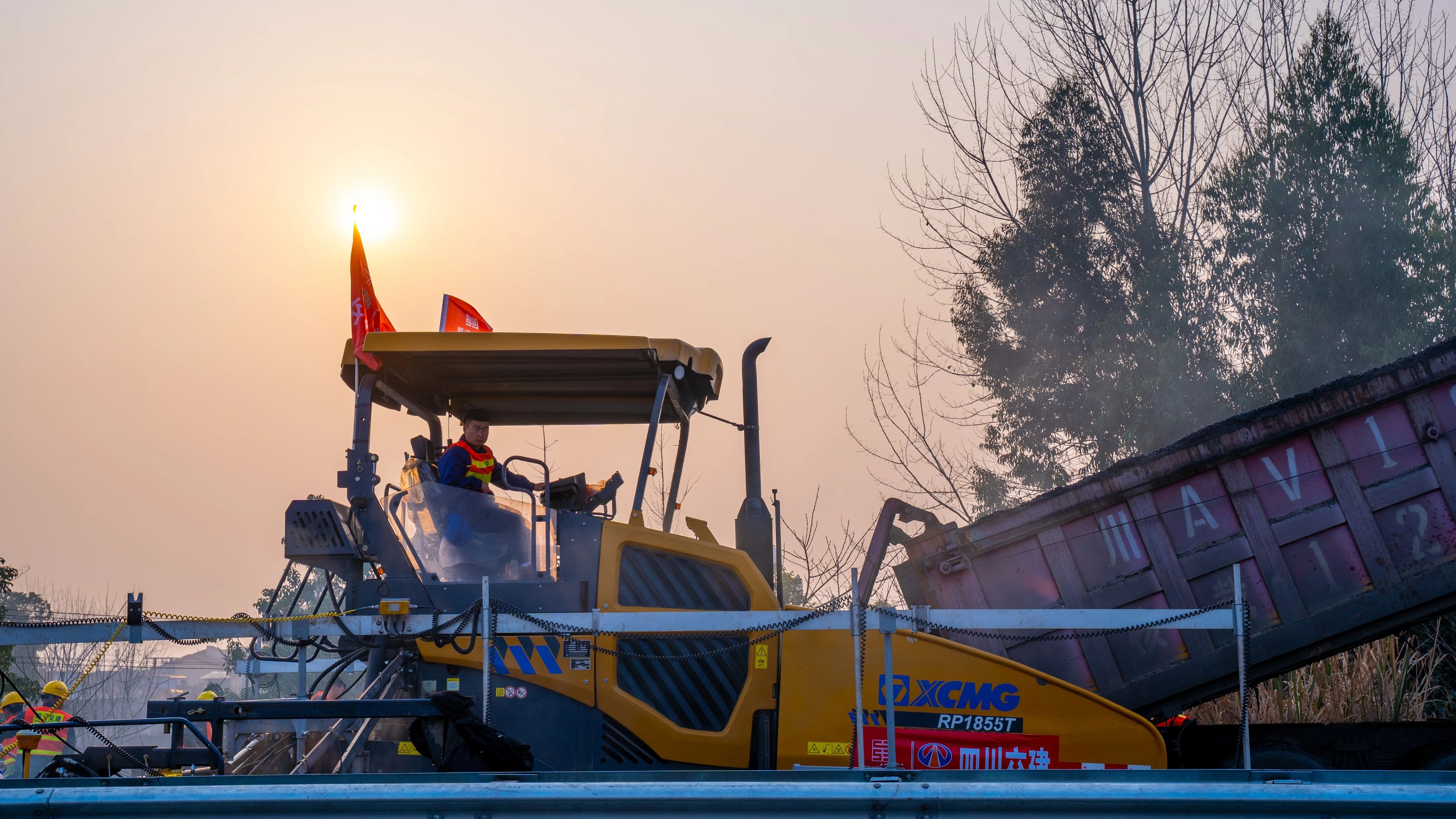 18天！平博成套沥青路面装备助力成绵高速罩面施工！