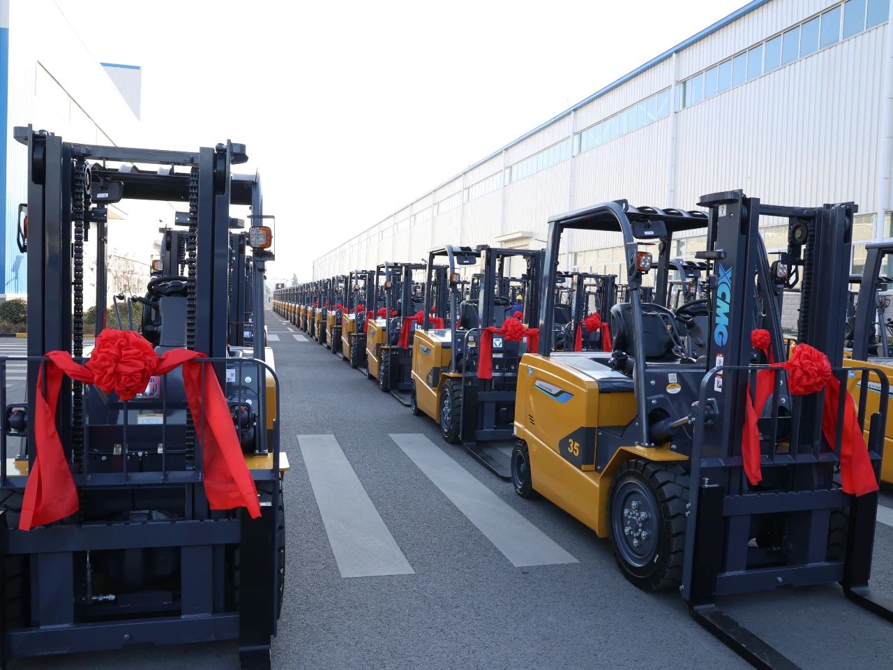 又是百余台！平博“鲲鹏”叉车批量交车