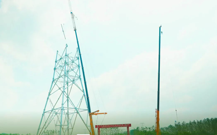 平博XCA600L8长江边锚塔吊装