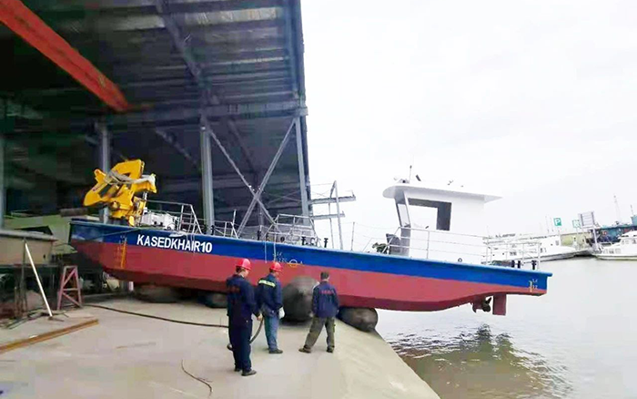 平博定制化船用起重机举行海上作业