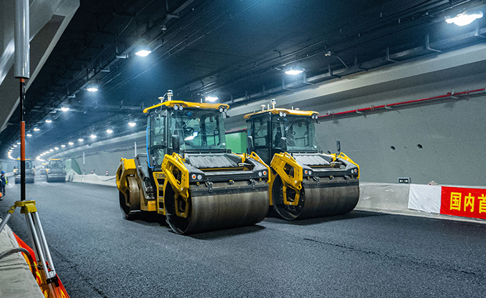 【智能化】天下首次，平博“黑科技”无人摊铺大秀！