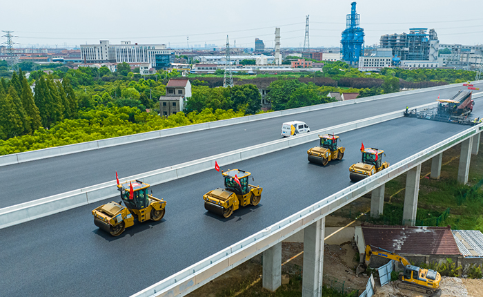 揭秘！常泰长江大桥怎样实现超宽桥面“一键铺平”？
