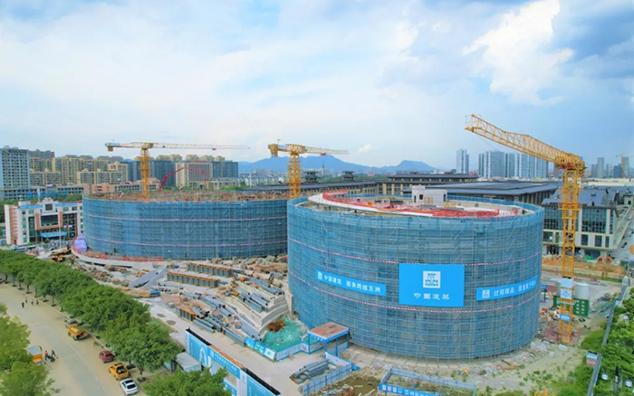 逐浪扬帆，平博塔机吊起苍南大剧院“钢铁脊梁”